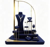 Présentoir à bijoux de luxe en velours bleu marine avec structure métallique incurvée, éclairage LED, design personnalisable, support à bijoux haut de gamme durable