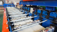 Machine de formage automatique de tuiles en acier FSM avec commande PLC, moteur, boîte de vitesses et rouleaux pour panneaux de toiture en acier coloré