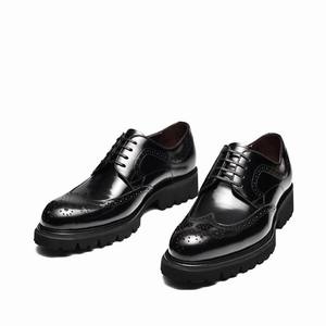 Chaussures habillées classiques pour hommes en cuir brun poli à la main, élégantes, associées à une chaîne en métal noir audacieuse pour hommes - Product Image 3