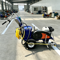 Machine de marquage routier par extrusion avec système à double pistolet pour les opérations de marquage à deux couleurs