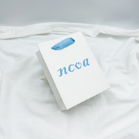 Sacs en papier de luxe pour boutique, avec logo de marque imprimé, sacs cadeaux en papier blanc personnalisés avec poignées en ruban