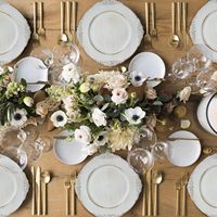 Assiettes de présentation blanches antiques pour mariage, 13 pouces, en plastique gaufré, pour assiettes de dîner, pour la mise en table ronde, sous-assiettes