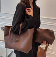 Sac fourre-tout pour femme en cuir véritable marron, couleur unie, fermeture ouverte, grande capacité, à porter à l'épaule pour un usage quotidien