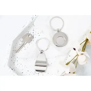 Portachiavi cromato con gadget personalizzati - Product Image 1