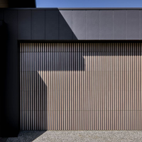ATMOS Maison de luxe encastrée Porte de garage sectionnelle électrique aspect bois Grain 16X7 à latte Moderne