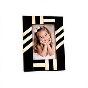 Marco de Fotos Moderno de Resina, Diseño Rectangular con Rayas Diagonales, Decoración del Hogar Hecha a Mano, Marco de Fotos Personalizado para Mesa Vertical - Product Image 1