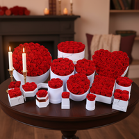 Roses éternelles réelles préservées avec logo personnalisé dans une boîte ronde en forme de cœur pour un cadeau de fête des mères et de la Saint-Valentin