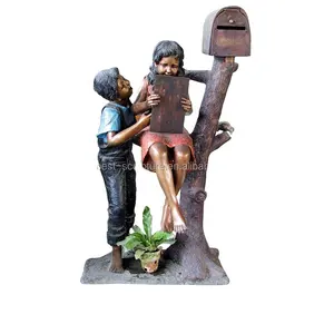나무 Metail 사서함 조각품에 실물 크기 청동 소년과 소녀 동상