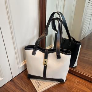 รองเท้าแตะผู้หญิงสไตล์เกาหลีแบบใส PVC รุ่นใหม่ประจำฤดูร้อนปี 2025 เหมาะสำหรับใส่ไปทะเลหรือใส่ในชีวิตประจำวัน ดีไซน์ทันสมัย สวยงาม มีซับในผ้าไหม - Product Image 4