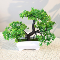Mini plantes artificielles de pin vert de bonsaï de Offre Spéciale avec des pots en plastique pour la décoration de table
