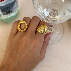 Mode 18 Karat vergoldete Edelstahl ringe für Mädchen Minimalist ische strukturierte Aussage Verlobung Eheringe Schmuck Frauen