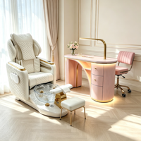 Table de manucure rose de luxe avec bande LED, lampe incurvée dorée, panneau cannelé, poste de travail pour salon de manucure et studio de beauté