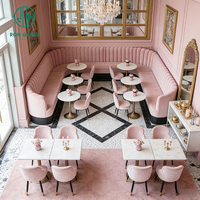 Ensemble de mobilier de restaurant et café : Sièges de banquette incurvés élégants à capitonnage vertical, chaise en velours rose, table ronde en pierre frittée