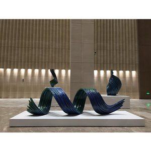Escultura Abstracta Moderna de Ondas Azules y Verdes de Zhongxi Times, Arte Decorativo para Recepción Comercial y Salón - Product Image 1