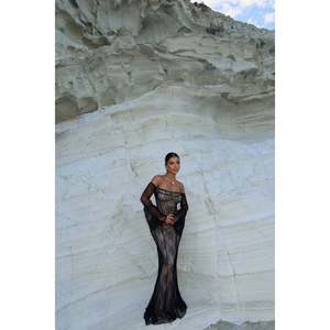 ชุดราตรีหรูหราสีดำ แบรนด์ Black Marianna ไซส์ XL แขนสั้น คอวีทรงเอไลน์ กระโปรงบานยาวลากพื้น ประดับลูกไม้ปักลาย - Product Image 2