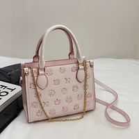 Conçu par un concepteur luxueux. Sac fourre-tout carré en PU. 2025 Nouveau style avec décoration de chaine.2358