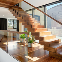 Escalier flottant droit sans support central, marches en bois massif, projet de villa moderne