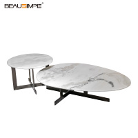 Table d'appoint en travertin minimaliste avec dessus en verre artisanal & base en pierre naturelle, personnalisable pour salon