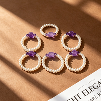 Elastischer Ring mit weißen Zuckerwürfel-Kristallen und natürlichen Süßwasser-Kartoffelperlen der AA-Qualität – Trendiges, vielseitiges Accessoire für den Alltag und Pendeln