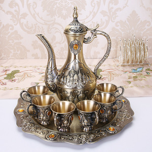 Set da Vino Maini White Spirit: Grande Capacità, Bicchieri in Bronzo Retrò, Brocche, Tazze per Liquori con Rilievi, Oggetti di Scena per Drammi Cortei, Met - Product Image 2