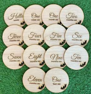 Panneau en bois rond personnalisé Hello world signe de naissance en bois 12 cartes de jalon de vacances en bouleau gravées - Product Image 3