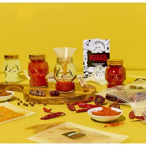 Kit DIY para Salsas Picantes: Incluye 4 Tarros <span class=keywords><strong>de</strong></span> Papel Reutilizables con Diferentes Formas, 2 Embudos, Guantes, Recetario y Utensilios Modernos para Hacer Salsas Caseras - Product Image 3