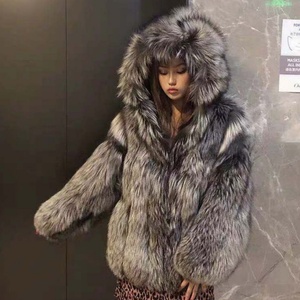 <span class=keywords><strong>Cappotto</strong></span> Invernale da <span class=keywords><strong>Donna</strong></span> <span class=keywords><strong>con</strong></span> Cappuccio in Pelliccia Sintetica Spessa e Morbida, Chiusura a Cerniera e Bordo in Pelliccia di Volpe, Stile High Street - Product Image 1