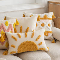 Housse de coussin bohème en toile tuftée brodée en 3D avec pompons pour canapé de salon