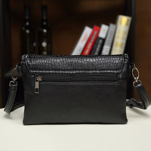 Nouveau <span class=keywords><strong>sac</strong></span> à main pour femme de style européen vintage - <span class=keywords><strong>Sac</strong></span> en <span class=keywords><strong>cuir</strong></span> souple PVC - <span class=keywords><strong>Sac</strong></span> à <span class=keywords><strong>bandoulière</strong></span> ou <span class=keywords><strong>sac</strong></span> porté croisé pour femme - Product Image 3