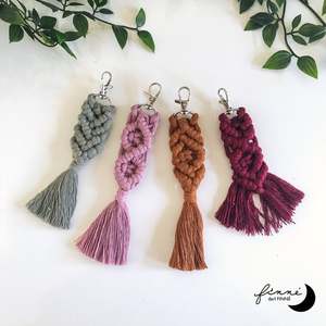 พวงกุญแจมาคราเม่แบบสั้น พวงกุญแจ จี้ห้อยกระเป๋า แฮนด์เมด แฮปปี้เนส - Product Image 1