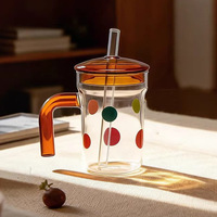 Tasse en verre artisanale ludique de 500 ml sans BPA à pois avec poignée ambrée, couvercle et paille pour boissons chaudes/froides, café et thé, compatible micro-ondes
