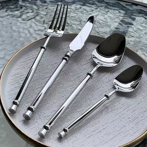 Ensemble <span class=keywords><strong>de</strong></span> couteaux et fourchettes à steak occidentaux modernes et minimalistes en acier inoxydable 304 épaissi, cuillère à dessert haut <span class=keywords><strong>de</strong></span> gamme pour hôtel, restaurant et usage domestique - Product Image 1