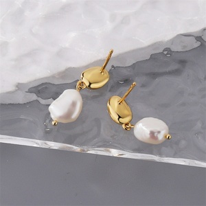 Pendientes de Perlas Naturales con Baño de Oro de 18k, Estilo Simple y Moderno - Product Image 5