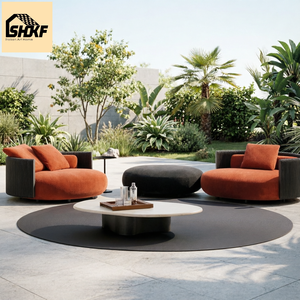 Ensemble de salon de jardin incurvé en rotin PE, avec table basse à plateau en pierre et pouf en galets, pour hôtels et complexes hôteliers - Product Image 1