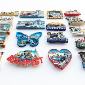 Vente en gros en stock de souvenirs touristiques européens de Budapest, Hongrie, aimants de réfrigérateur en résine peints, avec motifs d'attractions. - Product Image 4