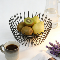 Panier de rangement de cuisine multifonctionnel en fil de fer rond de conception moderne, fait à la main, en forme de fleur, finition noire antique