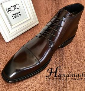 Chaussures en cuir pour hommes, en cuir de vachette, style anglais, formelles, à tige haute, élégantes, avec lacets gravés. - Product Image 1