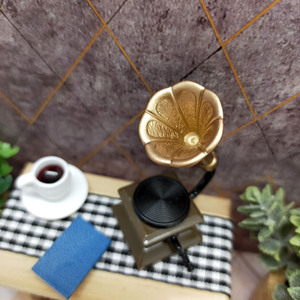 Gramófono de plástico estilo antiguo, miniatura decorativa con corneta dorada y tocadiscos negro para decoración del hogar, para mayores de 14 años. - Product Image 5