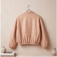 Blouson de baseball en peau de mouton lisse rose nude pour femme, col montant, fermeture éclair intégrale, manches raglan côtelées, coupe courte, style décontracté et élégant