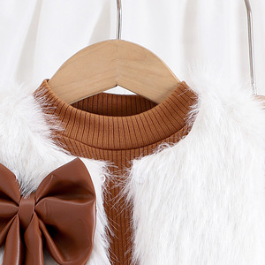 Vêtements pour enfants en bas âge, automne-hiver, vente en gros, haut à rayures, manteau en fourrure à nœud, <span class=keywords><strong>jupe</strong></span> en <span class=keywords><strong>cuir</strong></span> plissée, ensemble de 3 pièces pour petites filles - Product Image 4