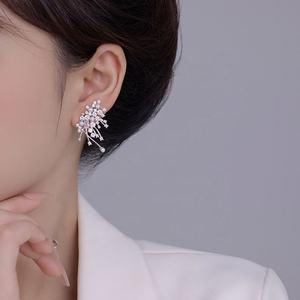 ต่างหูทรงหยดน้ำประกายระยิบระยับ ดีไซน์หรูหรา ทำจากทองแดง ประดับด้วยเซอร์โคเนีย เหมาะสำหรับงานปาร์ตี้ โดดเด่นด้วยเพชรและมุกเป็นหินหลัก - Product Image 5