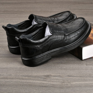 Mocassins pour hommes en cuir véritable à enfiler, bout rond, semelle extérieure en caoutchouc, confortables, pour le bureau et la carrière, toutes saisons, couleur unie, chaussures habillées - Product Image 1