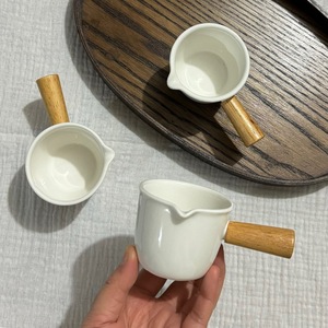 Mini taza <span class=keywords><strong>de</strong></span> cerámica con asa <span class=keywords><strong>de</strong></span> madera natural, jarra con pico para café y leche, para medir espresso - Product Image 2