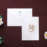 Carte d'invitation de mariage délicate à trois volets avec pochette découpée au laser, carte insérée estampillée à chaud or et enveloppe estampillée à chaud or