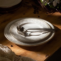 Assiettes en céramique rétro gaufrées, résistantes au micro-ondes, forme irrégulière, design côtelé pour steaks et plats de pâtes - Design élégant