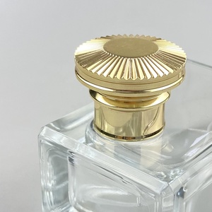 Capuchon de bouteille en métal doré avec motif en relief, couvercle à visser pour flacons cosmétiques, design durable - Product Image 6