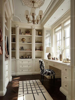 Système de dressing classique blanc pour manoir avec vitrine en verre, bureau d'étude personnalisé et armoire de dressing