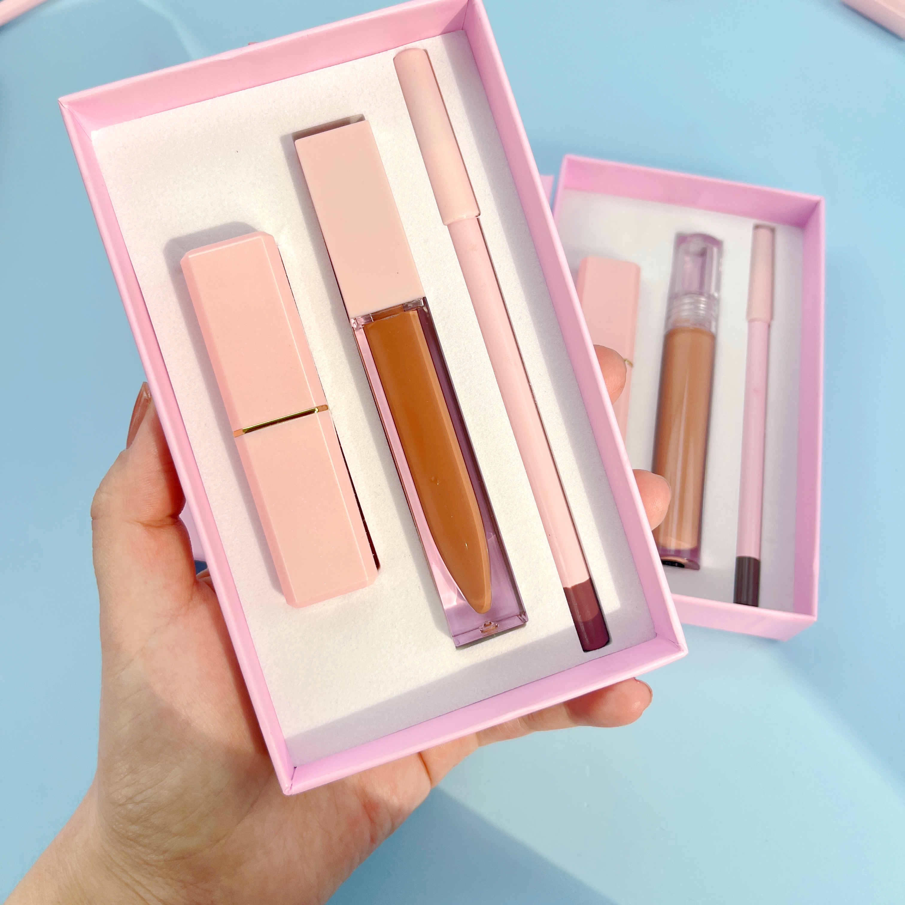 Kit de labial, brillo y delineador