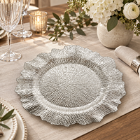 Assiette de présentation en plastique argenté de 13 pouces, texture rayée thermolaquée, bord festonné élégant pour mariage, banquet, événement