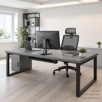 Bureau de travail noir avec structure en acier et plateau pour câbles